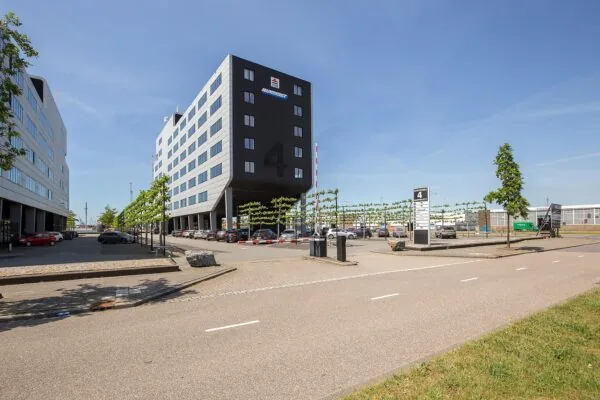 Kantoorpand Waalhaven O.Z. 4 in Rotterdam met parkeerplaats en straatzicht op een zonnige dag.
